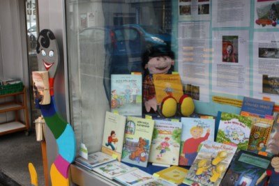 DAK SCHF Aussenansicht mit Handpuppe Erklärungsbücher.JPG