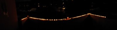 Panorama der 60 brennenden Kerzchen und eine rote für alle anderen externen Sternenkinder (Andere).JPG